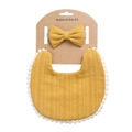 Gelbes Boho-Baby-Lätzchen aus Baumwolle mit weißer Spitze und passendem Stirnband - Ingwergelbe Gestrickte Textur (1)
