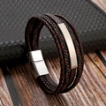 Détail du bracelet en cuir tressé double couche avec fermoir magnétique en argent - Marron + Argent