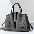 Elegante Handtasche mit Krokodilprägung, goldenem Drehverschluss und Schultergurt - Grau