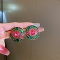 Dettaglio orecchini vintage in oro con cristallo rosa e pietre intarsiate verde smeraldo - Lega/Strass/Perno in Argento 925 / Orecchini a Bottone Rotondi Vintage - Verde (HE16107)