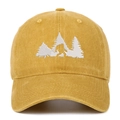 Dettaglio del cappellino vintage in cotone giallo senape con ricamo bianco Bigfoot e pini - Taglia unica / Giallo