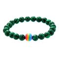 Bracelet en perles motif malachite avec perle arc-en-ciel sur fond blanc - Pierre Paon Verte