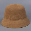 Detail van caramel gebreide bucket hat met ademend gatenpatroon en fijne textuur - M (56-58cm) / Khaki