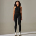 Detail van high-waist yoga legging en racerback sportbeha in zwart naadloos breisel - S / Zwart