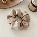 Scrunchie in raso color champagne con pizzo per acconciature eleganti - colore tè al latte