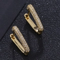 Élégantes boucles d'oreilles créoles dorées en U avec pavage de zircons cubiques clairs - Créole en zircon blanc