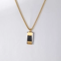 Détail d'un pendentif rectangulaire avec carbone noir sur une chaîne à maillons dorés - Collier Doré + Pendentif Doré