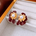 Detailansicht weinroter Blumenohrringe mit Goldstaubblatt und Perlenmitte - Weinrote Blumenart (Echtvergoldet)