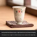 Tazza da tè in ceramica dipinta a mano con fiori di pesco, piede alto, 40ml per tè Kung Fu - Tazza a Piede Alto (Confezione Semplice) / Fiori di Pesco Dipinti a Mano