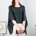 Dunkelgrüner Poncho mit Paisley-Muster und Sonnenschutz-Seidenschal zu weißer Hose - Oberteile / 110X110CM / Pfauengrüner Edelstein