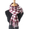 Écharpe classique à carreaux rouges et blancs avec franges sur un mannequin noir - Carreaux Rouge Blanc