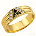 Goldener Edelstahlring mit schwarzem Dreieck 33 Emblem und sechs Diamantbesätzen - US 7 / Gold mit Stein