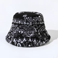 Dettaglio del motivo paisley su cappello pescatore in pile con morbida texture peluche - M (56-58cm) / Nero