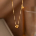 Collier élégant en acier titane doré avec pendentifs roses 3D et chaîne à mailles classique - Collier Camélia / Or
