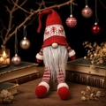 Primer plano de un gnomo navideño con gorro de punto sobre un fondo rústico cálido - D-GJ95 Adorno de Muñeca con Barba Gris
