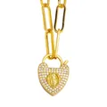 Détail macro du pendentif cadenas cœur doré avec zircons et relief de la vierge marie - Style Or C-Relief de la Vierge Marie