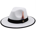 Chapeau fedora en feutre blanc à bord large avec ruban noir, plumes et insigne doré - Blanc avec Bordure