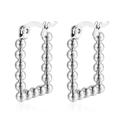 Elegantes pendientes de aro rectangulares con textura de cuentas plateadas en fondo blanco - Aro Rectangular con Cuentas / Color Acero
