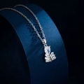 Zilveren bladketting met peervormige zirkoon hanger op donkere achtergrond - TL37 (Met Ketting) / Zilver