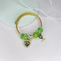 Pulsera de espiral dorada con cuentas verdes y colgante de corazón arcoíris en bandeja - Estilo de Corazón de Pez Verde Hierba / Verde Hierba