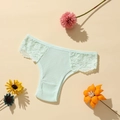 Détail d'une culotte en coton côtelé vert menthe avec bordure en dentelle sur fond plat - Vert clair