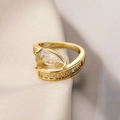 Anillo de oro de 18K con circón de pera y piedras de corte rectangular sobre seda - Piedra Principal Pera/Piedras Laterales Claras (13514) / Oro Transparente
