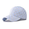 Detalle de gorra de béisbol azul claro con diseño de cuadros dorados brillantes - Ajustable / Ajedrez Azul Metálico