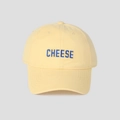 Detail der blauen CHEESE Buchstaben-Stickerei auf einer hellgelben Baumwoll-Basecap - M / Gelb