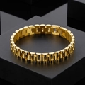 Dettaglio di un bracciale in acciaio inossidabile dorato su scatola nera - 21cm / Oro