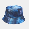 Detail van denim vissershoed met artistiek tie-dye patroon en versterkte stiksels - M (56-58cm) / Blauw Wit Artistiek Tie-Dye (Kleur 3#)