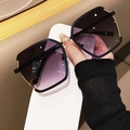 Schicke Halbrand-Sonnenbrille für Damen mit schwarzem Rahmen und lila Farbverlauf - Hellschwarz
