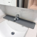Dettaglio del tappetino drenante in silicone grigio per rubinetto su un lavandino del bagno - Silicone / Grande Grigio