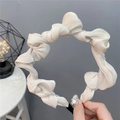 Detailansicht des beigen Falten-Haarreifs mit funkelnder Strasskette für Damen - Crinkle Satin Beige Mit Strasssteinen