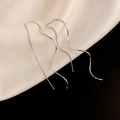 Dettaglio macro di orecchini pendenti geometrici argento con catena ondulata ritorta - Filo per Orecchie a Onda Argento
