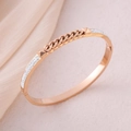 Brazalete de acero inoxidable oro rosa con diseño de cadena y dos filas de cristales pavé - Oro rosa