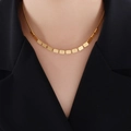 Collier maille serpent dorée avec pendentif rectangulaire gravé LOVE porté par un mannequin - LOVE Petit Carré / Or