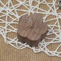 Diffuseur d'huiles essentielles en bois de noyer en forme de fleur pour la maison - Noyer Noir Fleur de Prunier Maison