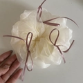 Chouchou en mousseline blanc cassé avec trois petits nœuds en ruban de satin rose - 52# Blanc Lait Organza Nœud Rose (HH3984)
