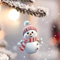 Adorabile pupazzo di neve per albero di Natale con sciarpa a righe su ramo innevato - Pupazzo di neve in scena di neve invernale (2)