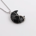 Dettaglio del ciondolo a luna in agata nera con albero della vita in argento e catena - Catena a Torciglione 60cm / Pietra Nera