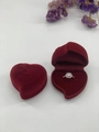 Scatola per anelli a cuore in velluto bordeaux con rilievo rosa e anello di diamanti - 6*6*4CM / Rosso Vino (Interno Rosso Vino)