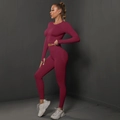 Dettaglio del set yoga senza cuciture bordeaux con crop top e leggings a vita alta - S / Borgogna