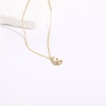 Vue détaillée d'un collier lune en or 14K serti de zircons et figurine du petit prince - Lune avec Personnage