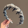 Detail eines plissierten Polka-Dot-Stirnbandes mit rutschfesten Kunststoffzähnen innen - Polka Dot High Top / Limonengrün