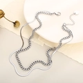 Détail d'un collier double épaisseur argenté avec maille serpent et gourmette décorative - Couleur Acier (KN236053-Z)