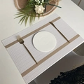 Set de table rectangulaire en PVC tissé avec motifs à chevrons beige et marron clair - 45x30cm / Rayures Horizontales Or Blanc