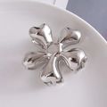 Dettaglio di un fermaglio per capelli a fiore in metallo argento lucido su piatto di ceramica - Piccolo / 4# Argento Piccolo 5.5cm