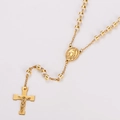 Detalle de collar de rosario dorado con cuentas blancas y colgante de crucifijo - Cuentas de 11.5mm / Oro-Cuentas Blancas