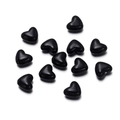 Makroaufnahme glänzender schwarzer herzförmiger Acrylperlen mit Löchern für DIY-Schmuck - 9*10.5mm/50 Stück / Schwarz