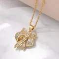 Elegante ciondolo a fiocco dorato con zirconi brillanti su sfondo di marmo bianco - Catena O Fiocco (A)